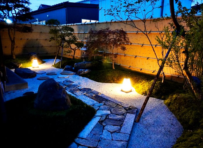 夜の庭の照明