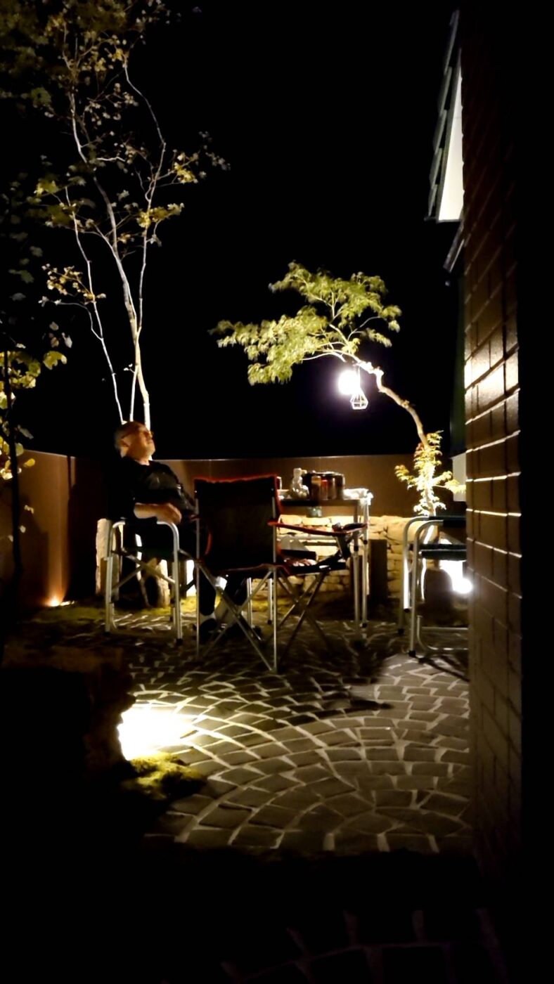 夜の庭の照明